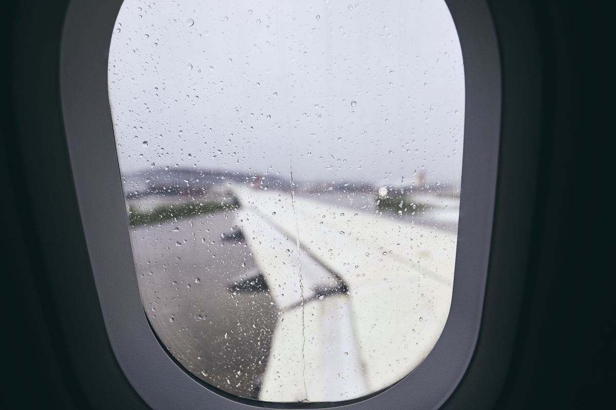 samolot w deszczu