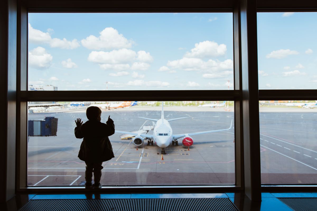 Czy dziecko może lecieć samo samolotem? Mega Parking
