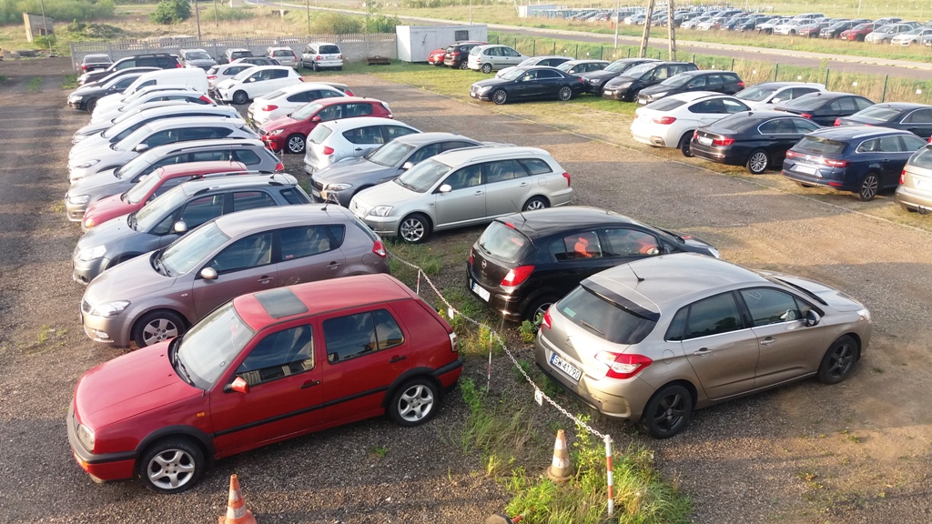 ogrodzony parking lotnisko katowice